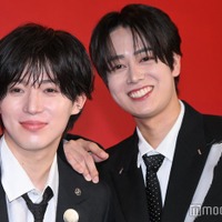囲み取材に応じた西山智樹、前田大輔（C）モデルプレス