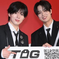 囲み取材に応じた西山智樹、前田大輔（C）モデルプレス