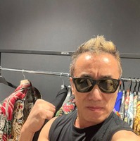 長渕剛、孫と戯れる顔出し家族写真に反響「世界一ロックなグランパ」「最高のFamily」長男WATARUが公開