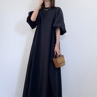 1枚持っていたい洗練デザインの黒ワンピ。さまざまなシーンで似合う着こなしを楽しんで【40代の毎日コーデ】