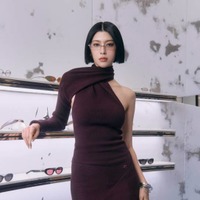 三吉彩花、個性派衣装で抜群のプロポーションを披露！GENTLE MONSTERの新作ポップアップに登場