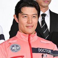 鈴木亮平「TOKYO MER」初衣装合わせショット公開「感慨深い」「初々しい」の声