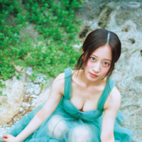 NMB48川上千尋、美谷間チラリのふんわり衣装SHOT披露！初の写真集で大人っぽくセクシーな魅力が全開