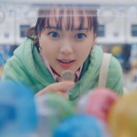多部未華子、マック新CMでカプセルトイに夢中 自身を幸せにするものは“自転車”「ほぼ毎日乗る」