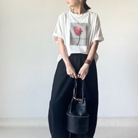 クールにオシャレに決まる「フォトTシャツ」。お手本にしたいリラクシーな大人の着こなし【40代の毎日コーデ】