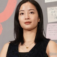 広瀬すず、ノースリーブ衣装で登場 共演者の可愛さにとろける【宝島】