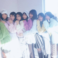 櫻坂46の4期生が仲良くぎゅっと密着！きれい色ニットを着こなしガーリーな魅力が満開