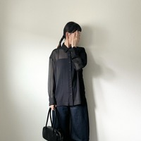 シアーシャツ×バギーカーブジーンズ。【ユニクロ】人気アイテムで完成するワントーンの着こなし【40代の毎日コーデ】