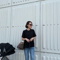 シックな万能スタイル。ブラックブラウスで叶える上品お出かけカジュアル【40代の毎日コーデ】