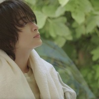 キスマイ玉森裕太、シャワー後の濡れ髪でガッツポーズ 新CMで自然体の姿見せる