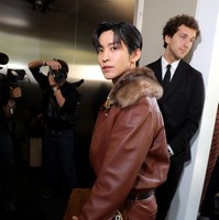 Snow Man目黒蓮・川口春奈「フェンディ」ミラノコレクションに来場 Stray Kidsバンチャン・ITZYユナらも