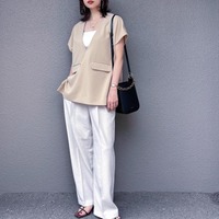 深いVネックとボックスシルエットですっきり見え。プルオーバーが主役のキレイめコーデ【40代の毎日コーデ】