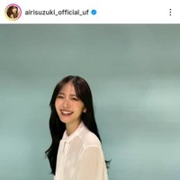 鈴木愛理、主演ドラマ『推し上司』ニコニコ笑顔のオフSHOTに「最高！」「かわいすぎる」の声