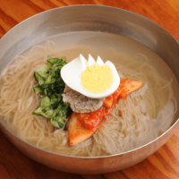 韓国の冷麺屋で…食事を注文すると「えっ！」→困惑した”お箸の収納場所”とは！？