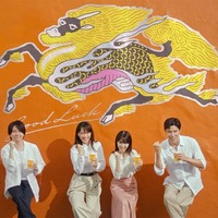 綾瀬はるか・ミセス・浜辺美波・鈴木亮平、新CMで共演 文化祭の準備さながらの姿も
