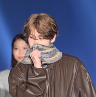 DXTEEN大久保波留、地元・福岡にシークレット登場 スヌードに顔埋めた姿があざと可愛い【TGC北九州2025】