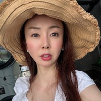 宮崎宣子、2歳息子の初運動会でハプニング 夫が息子を肩車した家族ショットに「微笑ましい」「どんどん大きくなってる」の声