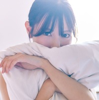 日向坂46河田陽菜、枕を抱きしめ上目遣い 2nd写真集裏表紙＆秋元康氏による帯コメント解禁【テイクオフ】
