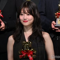 今田美桜、ドレス姿で美背中披露「2025年はかなり挑戦の年」【anan AWARD 2025】