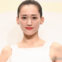 綾瀬はるか、飾らぬ姿でヘルシー美脚披露「引き込まれる」「素敵」の声