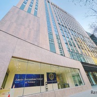 港区芝にある初等部から中高等部が入る建物外観