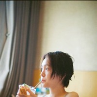 尾碕真花、ナチュラル美肌のキャミソールSHOTにうっとり！枝優花とのタッグで“韓国旅”を大満喫