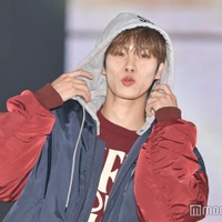 DXTEEN福田歩汰、フード被り笑顔 赤×ネイビーのカジュアルコーデ【ガルアワ2025AW】