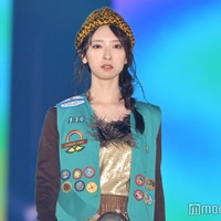 日向坂46金村美玖、個性派コーデでクールなランウェイ 笑顔とのギャップも【ガルアワ2025AW】