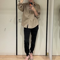 やわらか素材で即高見え！とろみシャツで魅せる、骨格を拾わない大人の着こなし【40代の毎日コーデ】