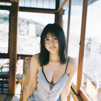 頓知気さきな、美谷間＆太ももが眩しいキャミソールSHOT披露！ナチュラルな表情で魅せる