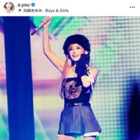 浜崎あゆみ、金髪×ミニ丈衣装のステージSHOTに絶賛の声「可愛すぎて何事？！」「変わらないスタイルの良さ」