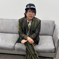 脳腫瘍公表のLUNA SEA真矢、ファンの応援メッセージを読む最新ショットに反響「立ってる姿に涙」「前進してる」