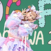 しなこ、新曲含む5曲パフォーマンス 近距離ステージで観客と会話楽しむ【SDGs FES】