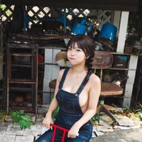 “アソビシステム次世代アイドル”Toi Toi Toi・さくらもも、オーバーオールから色白美ボディのぞく