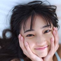 声優・矢野妃菜喜、ヘルシーな肌見せ姿でニッコリ!沖縄を舞台にした1st写真集で開く“新たな扉”