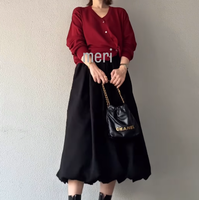 深みレッドが季節感を演出。ボリュームスカート×ブーツを合わせたグッドバランスな着こなし【40代の毎日コーデ】