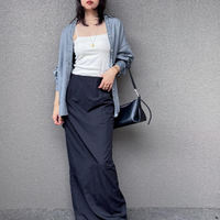 グレーデニムもやわらか素材ならレディライク。×黒スカートでつくる大人の抜け感カジュアル【40代の毎日コーデ】