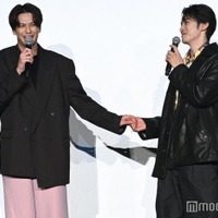 向井康二に手を握られ動揺する森崎ウィン（左）（C）モデルプレス