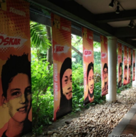 各国代発表者の子供たち、登壇者タペストリー