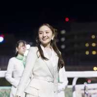 ももクロ百田夏菜子、美しい純白のドレス姿を披露！「JBC クラシック」表彰式で騎手らに花束を贈呈