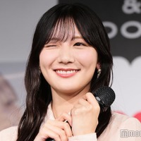 リクエストを受け、カメラに向かってウィンクを披露する河田陽菜（C）モデルプレス