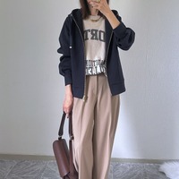 大人のパーカースタイル。上品見えのコツは、ハリ感のあるダンボール素材【40代の毎日コーデ】