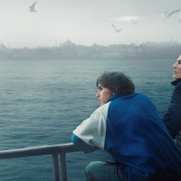 『CROSSING　心の交差点』© 2023 French Quarter Film AB, Adomeit Film ApS, Easy Riders Films, RMV Film AB, Sveriges Television AB