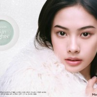 レブロン、『スキンライト プレスト パウダー N』からグリーンの限定色が登場