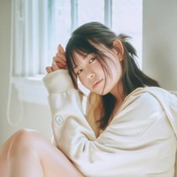 声優・小日向美香、ほっそり美太ももが眩しいお座りSHOT披露！念願の1st写真集でアニメの聖地を巡る