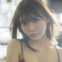 似鳥沙也加、美バストが眩しいキャミソールSHOTに釘付け！“体温と湿度”が伝わる最新作を2冊同時発売