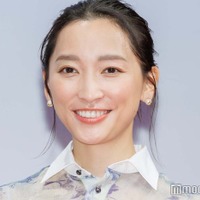 杏、圧巻美脚際立つミニ丈コーデに「レベチのスタイル」「品があって素敵」と反響続々