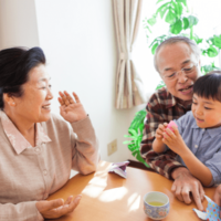 祖父母が大好きな5歳の孫　祖母がよろけて祖父が支えると…→孫の”発した一言”に全員が笑顔！？