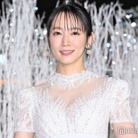 吉岡里帆、美デコルテ透ける純白ドレスで点灯式登場 クリスマスは毎年“人間ドック”も「今年は健康診断どころでは…」