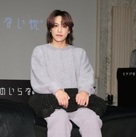 自身がデザインしたキャラクタのサンダルを着用し登場した千賀健永（C）モデルプレス